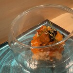 札幌 鮨 よこ田 - 根室のバフン雲丹、噴火湾の毛蟹、釧路のイクラ、イタリアのキャビア、金粉が硝子の器