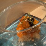 札幌 鮨 よこ田 - 根室のバフン雲丹、噴火湾の毛蟹、釧路のイクラ、イタリアのキャビア、金粉が硝子の器