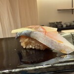 札幌 鮨 よこ田 - 神奈川三浦の松輪のシメサバ　　しらいた昆布を乗せて