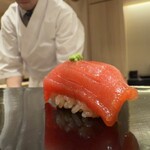 札幌 鮨 よこ田 - 鮪赤身漬け
      生姜とネギの薬味を乗せて