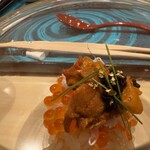 札幌 鮨 よこ田 - 根室のバフン雲丹、噴火湾の毛蟹、釧路のイクラ、イタリアのキャビア、金粉が硝子の器