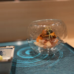 札幌 鮨 よこ田 - 根室のバフン雲丹、噴火湾の毛蟹、釧路のイクラ、イタリアのキャビア、金粉が硝子の器