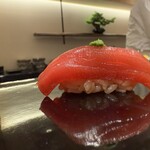 札幌 鮨 よこ田 - 鮪赤身漬け
      生姜とネギの薬味を乗せて