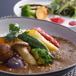 ヤマトポーク・黒毛和牛の挽肉と彩り野菜のキーマカレー　(サラダ付）