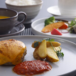 【自家製手ごねハンバーグ】イギリス産チェダーチーズ自家製トマトソース(サラダ・スープ・ライス付)