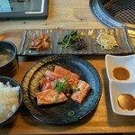 肉の青木商店 - 配膳