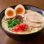 麺屋 五常 - とんこつラーメン半熟卵のせ