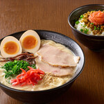 麺屋 五常 - とんこつラーメン半熟卵のせ　+　めんたい高菜ごはん