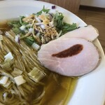 めん処 きよ洲 - フライドエシャロットと水菜、2種類のチャーシューがスープに合う！唯一無二の組み合わせ！