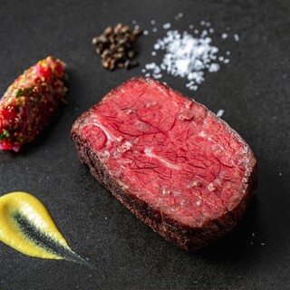 独自の火入れ“280分”。希少肉を贅沢に堪能する名物ステーキ
