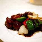 黒酢餡の甘味と酸味のバランスが良い黒酢のスブタ