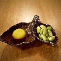 蕎麦おさめ - いつもの完璧お通し。
                    食感が素敵な青大豆に加え、今回のサツマイモも程よい甘さがいい。