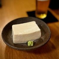 蕎麦おさめ - 大豆の味が超ド直球で飛び込んでくる、大好きなお豆腐♪
                    これも、お塩がいいんです。