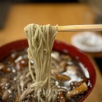 蕎麦おさめ - お目当ての福井在来。
                    こちらは、温かいなめこそばでいただいたので、比較はできませんが、香りがより爽やかな印象を持ちます。