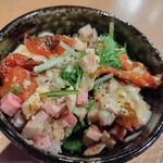 麺屋 京介 - 2024.11ロースとムネのチーズトマト丼400円