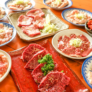 サイドメニュー充実！牛の煮込みや冷麺など多彩な味わいを楽しむ