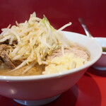 ラーメン二郎 - ラーメン半分＋ニンニク少し＋青ネギ崩