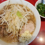 ラーメン二郎 - ラーメン半分＋ニンニク少し＋青ネギ崩