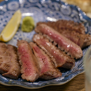 ベストに焼き上げる牛タンや鉄板料理、酒が進むつまみも豊富♪