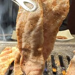 焼肉 わだ泉 - しっかりめに焼いたけど繊維がほどける柔らかさ