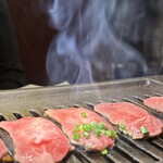 焼肉 わだ泉 - 表面に脂がとろけてる