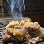 焼肉 わだ泉 - クルクルと巻いたリブロースをカットしてくれます