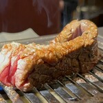 焼肉 わだ泉 - お店の方が焼いてカットしてくれます