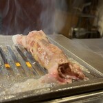 焼肉 わだ泉 - お店の方が焼いてくれます、サッと焼いたらたっぷりのおろしポン酢をのせてクルクルと