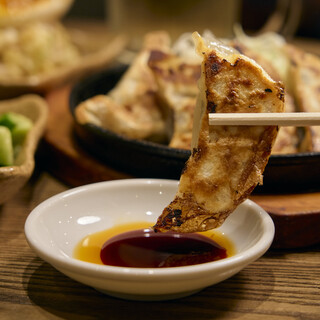 【ひき肉練って38年！】素材にもこだわる、種類豊富な《餃子》