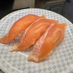 グルメ廻転寿司 まぐろ問屋 やざえもん - 活鮮サーモン