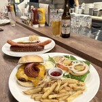 APPLE BURGER - 『ベーコンチーズバーガー¥2,541』
      『ホットドッグ¥1,342』
      『アサヒスーパードライ小瓶¥616』