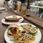 APPLE BURGER - 『ベーコンチーズバーガー¥2,541』
      『ホットドッグ¥1,342』
      『アサヒスーパードライ小瓶¥616』