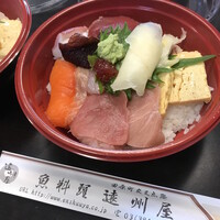 浅草 魚料理 遠州屋 - 筋子、赤身、中トロ、タイ、厚焼きたまご、サーモン、タコ頭、ハマチ、美味しいガリ・山葵・酢飯※店内でいただきますとお味噌汁や香の物小鉢がつきます