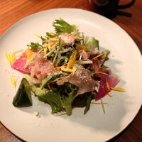 イタリアンレストラン LOKAL HOUSE (voco大阪セントラル) - 生ハムサラダ　　一人ずつ　ドレッシングが　別添えなの　好いですね　