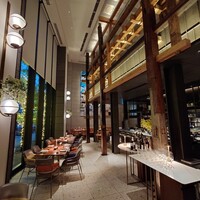 イタリアンレストラン LOKAL HOUSE (voco大阪セントラル) - 新たに加工された木材と
                    戦前の民家等で実際に使われていた柱・梁を再利用した古材が採用されています