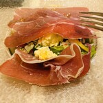 菜々笑 - 生ハムの下には玉子サラダ、野菜サラダ