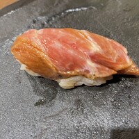 まんてん鮨 日比谷オクロジ店 - 2）握り-1.大トロのサクで漬けにした後でカットした握り