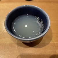 まんてん鮨 日比谷オクロジ店 - 1）シジミのスープ（エキスと言ったほうがいい）