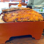 うなぎ村山 - 大盛りご飯はお重を超えるほど詰め込まれています。ご飯の表面張力状態です！