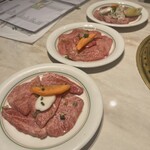 焼肉 鶯谷園 - 手前が「特上ロース」奥が「特上カルビ」