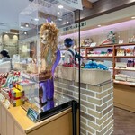 ツマガリ - 店内の様子1 
      繊細な飴細工による動植物や、砂糖を使った大聖堂の模型も展示してある