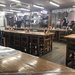 百味 - 月曜日13時くらいの店内（ほぼ酒を飲んでいる）