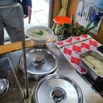 宮武製麺所 - 蓋を開けて出汁（温）を入れます。