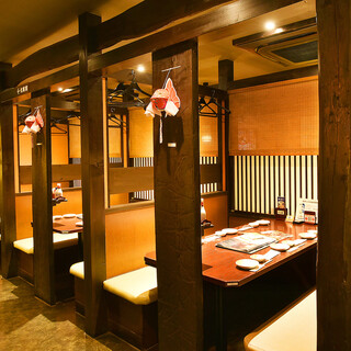 ゆっくりできるソファー席。安心して食事や会話を楽しめる居心地のよい空間です。