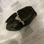 伊勢屋餅菓子店 - 中は見えませんがしゃけと葉唐辛子！丁度ええ大きさで美味かったわ！