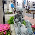 中華そば しながわ - 立教通りの公園のウサギと子供の銅像