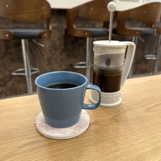 フレンチプレスで香り高く後味さっぱりのコーヒーを