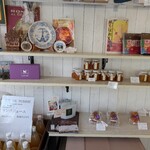 PATISSERIE TATSUYA SASAKI - ジャムなどが整然と並んだ…