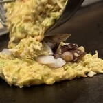 お好み焼屋みっちゃん - 生地にの間に包み焼きされてホクホクに