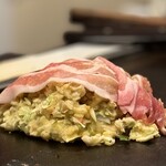 お好み焼屋みっちゃん - 上から豚バラ肉をのせてワクワクする